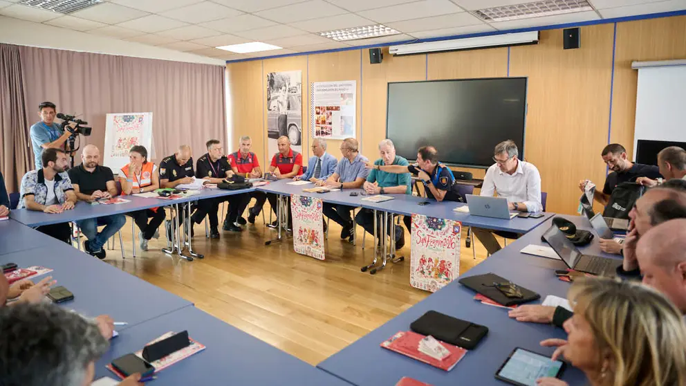 Reuni&oacute;n de la Junta Local de Protecci&oacute;n Civil, para abordar aspectos relacionados con el plan general para las fiestas de San Ferm&iacute;n 2026. PABLO LASAOSA