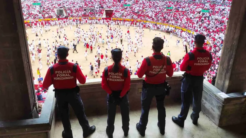 Agentes de la Polic&iacute;a Foral controlar la plaza de toros de Pamplona durante uno de los encierros de San Ferm&iacute;n.