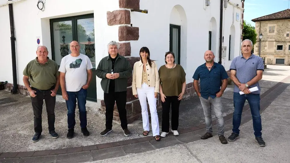 De izda. a dcha.: los representantes de Dicastillo, Roncal, Nasuvinsa (Javier Bur&oacute;n), Puente la Reina, Concejo de Bizkarreta y Concejo de Erro. GOBIERNO DE NAVARRA