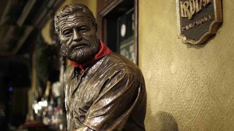 Estatua de bronce de Hemingway en el Caf&eacute; Iru&ntilde;a de Pamplona.