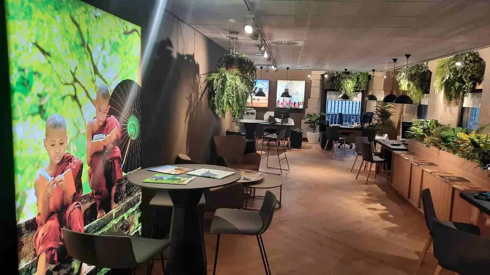 Interior de la oficina de Viajes El Corte Ingl&eacute;s en la Plaza del Castillo de Pamplona. EL CORTE INGL&Eacute;S