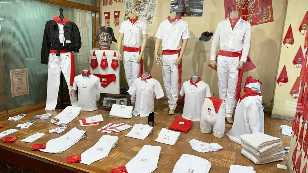 Escaparate de la tienda Numancia en Pamplona con ropa de San Ferm&iacute;n. Navarra.com