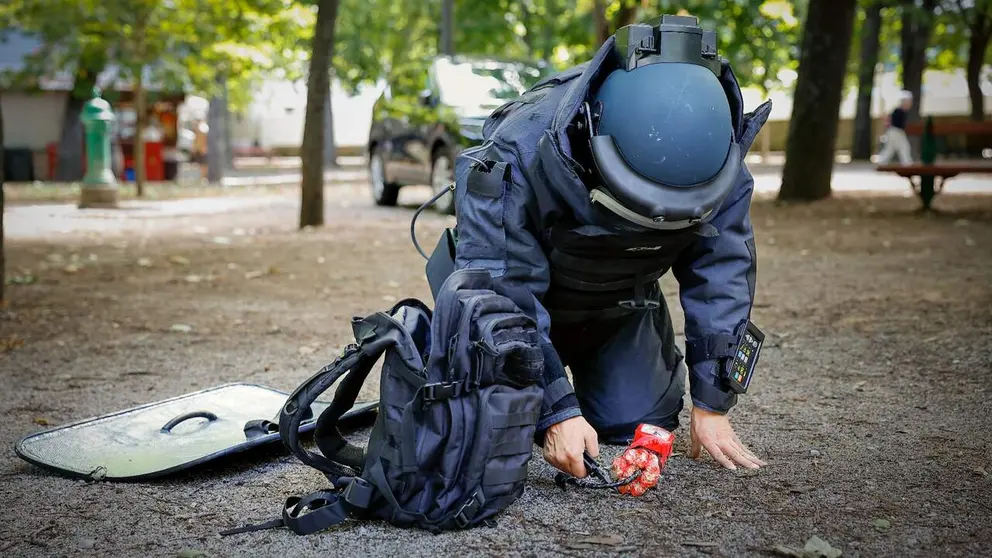 El equipo TEDAX de la Polic&iacute;a Nacional realiza un simulacro en Pamplona para prepararse para San Ferm&iacute;n. VILLAR L&Oacute;PEZ / EFE
