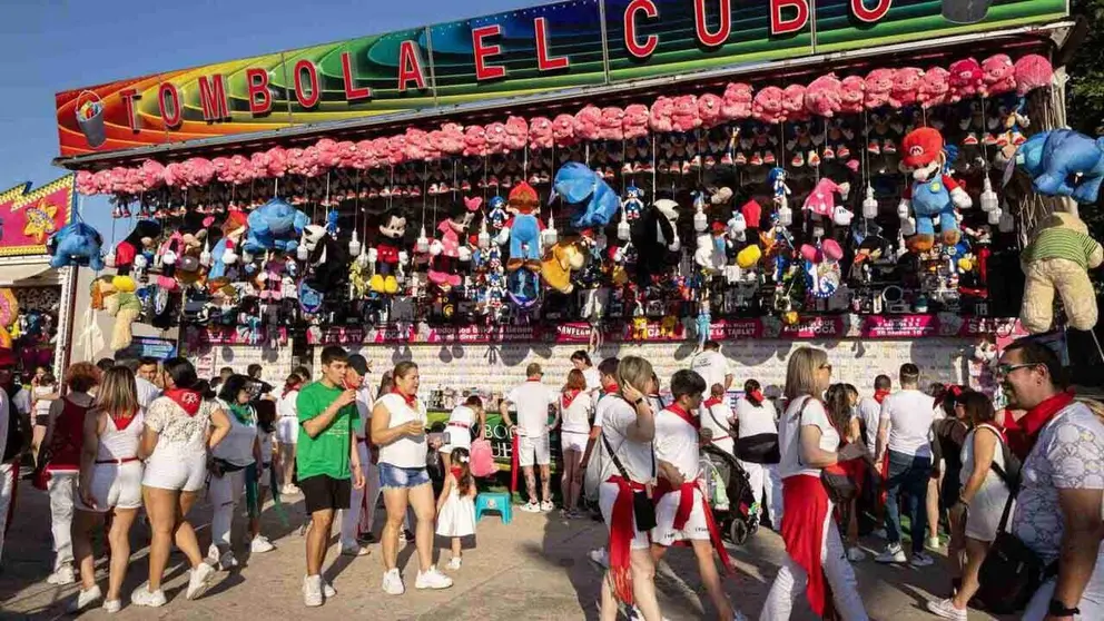 Pamploneses y visitantes acuden a las barracas de San Ferm&iacute;n en Pamplona. Maite H. Mateo.