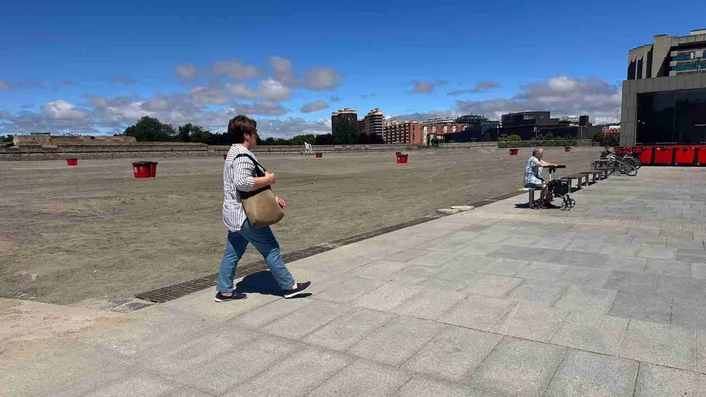 Explanada sobre la estaci&oacute;n de autobuses de Pamplona llena de tierra y polvo a las puertas de San Ferm&iacute;n. NAVARRA.COM