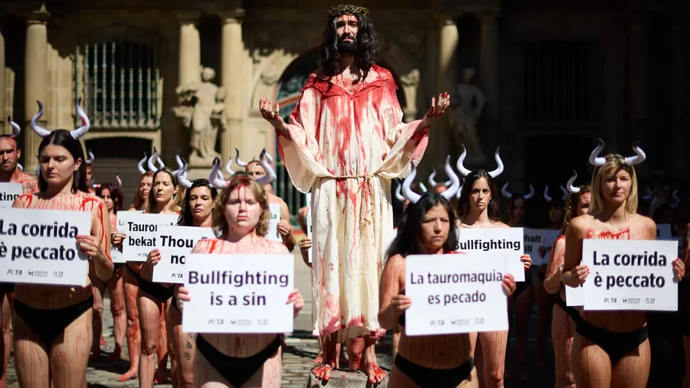 Concentraci&oacute;n de AnimaNaturalis y PETA para exigir el fin de las corridas de toros en v&iacute;speras de las fiestas de San Ferm&iacute;n 2026. I&Ntilde;IGO ALZUGARAY