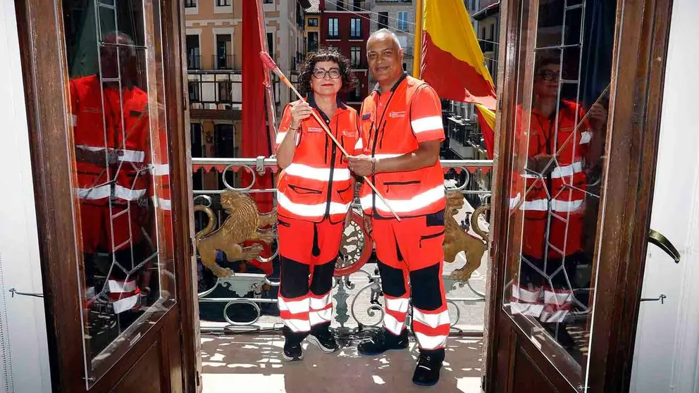El Chupinazo que dar&aacute; inicio a las fiestas de San Ferm&iacute;n: Clint Jean Louis Fern&aacute;ndez, subdirector del servicio de urgencias y Araceli Sergio Aguilera enfermera de la UVI m&oacute;vil de Tafalla, quienes enciendan la mecha del cohete desde el balc&oacute;n del Ayuntamiento de Pamplona. EFE/ Jes&uacute;s Diges