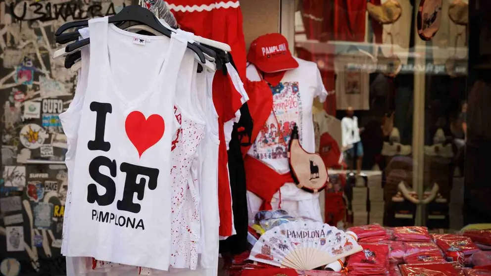 Ropa blanca en un puesto de San Ferm&iacute;n. EFE