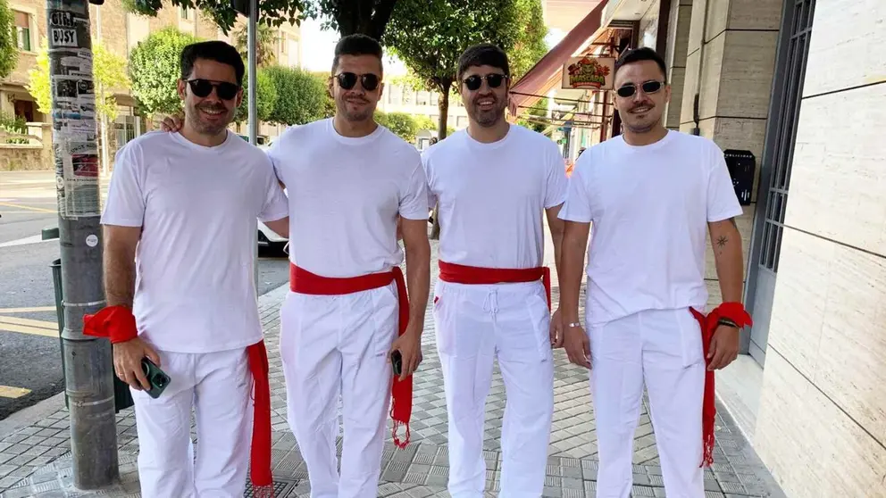 Cuatro amigos de Tenerife vestidos de blanco y rojo en Pamplona. Navarra.com
