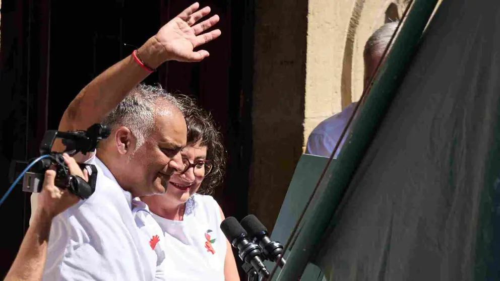 Clint Jean Louis Fern&aacute;ndez y Araceli Sergio Aguilera prenden  la mecha en representaci&oacute;n de la Subdirecci&oacute;n de Urgencias de Navarra del Chupinazo de San Ferm&iacute;n 2026. EUROPA PRESS