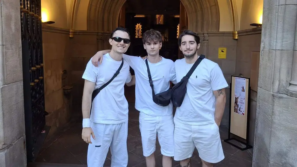 Jorge, de Madrid; Antonio, de Toledo; y Jorge, de Ciudad Real, posan desde la puerta de la iglesia de San Lorenzo, antes del Chupinazo. JOS&Eacute; MIGUEL MONTES