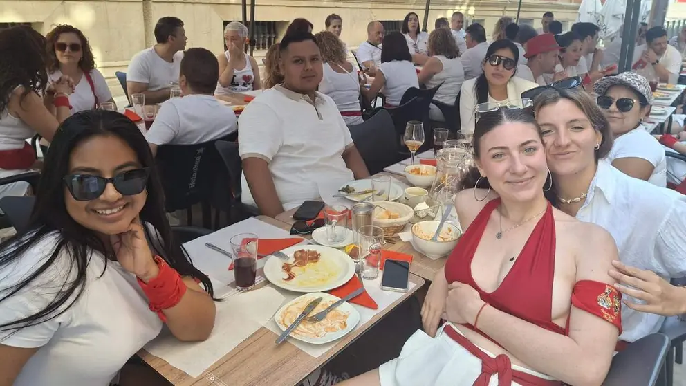 Nerea, a la derecha de la imagen, disfruta con su cuadrilla del almuerzo del d&iacute;a 6 de julio, a pocos minutos de estallar la fiesta de San Ferm&iacute;n. JOS&Eacute; MIGUEL MONTES