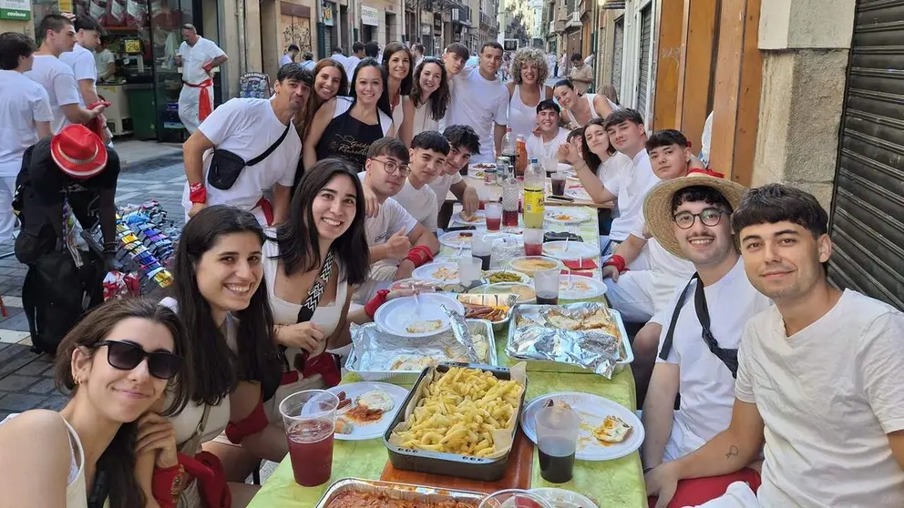 Cuadrilla de distintos puntos de Espa&ntilde;a se ha reunido a almorzar en la calle San Ant&oacute;n de Pamplona para celebrar San Ferm&iacute;n. JOS&Eacute; MIGUEL MONTES