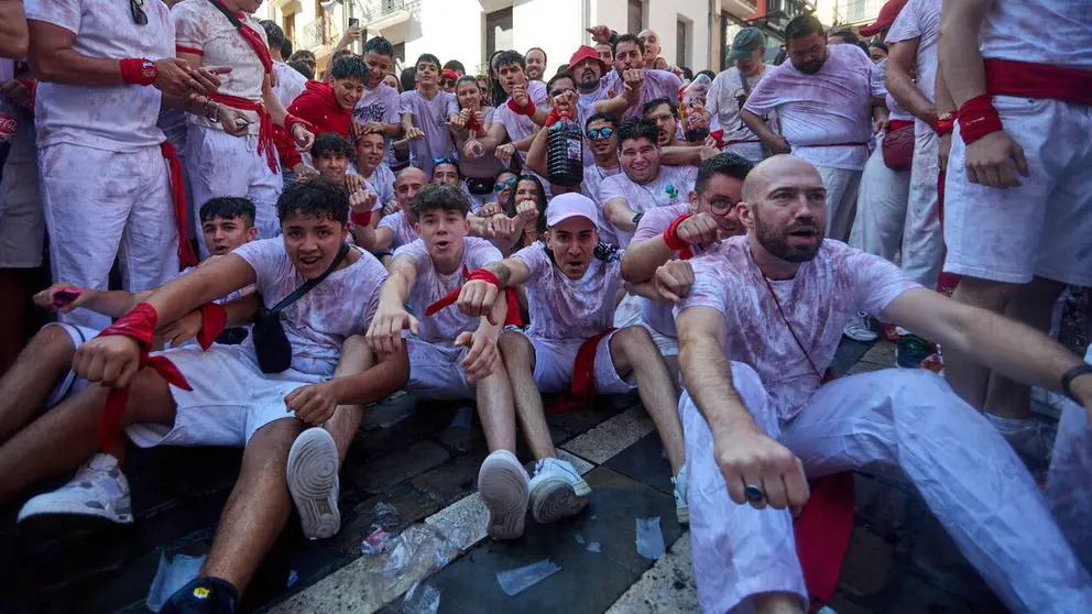 Miles de personas celebran el Chupinazo en la Plaza del Ayuntamiento de Pamplona, con el que se da inicio a las Fiestas de San Ferm&iacute;n 2026. I&Ntilde;IGO ALZUGARAY