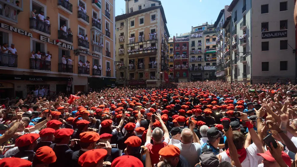 Miles de personas celebran el Chupinazo en la Plaza del Ayuntamiento de Pamplona, con el que se da inicio a las Fiestas de San Ferm&iacute;n 2026. I&Ntilde;IGO ALZUGARAY