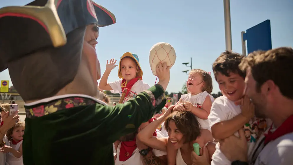 La Comparsa de Gigantes y Cabezudos ameniza las calles de Pamplona durante el primer d&iacute;a de San Ferm&iacute;n 2026. PABLO LASAOSA