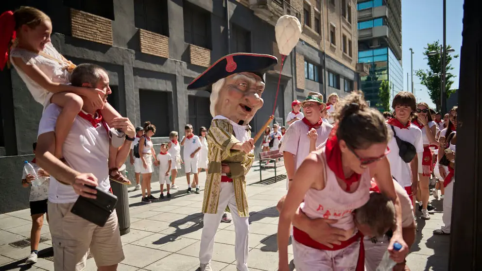 La Comparsa de Gigantes y Cabezudos ameniza las calles de Pamplona durante el primer d&iacute;a de San Ferm&iacute;n 2026. PABLO LASAOSA