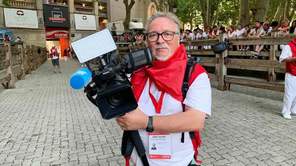 Jos&eacute; Mar&iacute;a Ballano sostiene su c&aacute;mara de RTVE en el encierro de San Ferm&iacute;n. Navarra.com