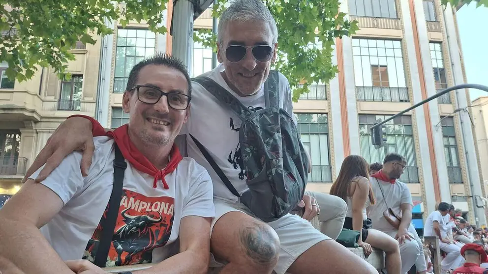 Paco y Manolo, dos hermanos de Ibiza, en el vallado del encierro. JOS&Eacute; MIGUEL MONTES