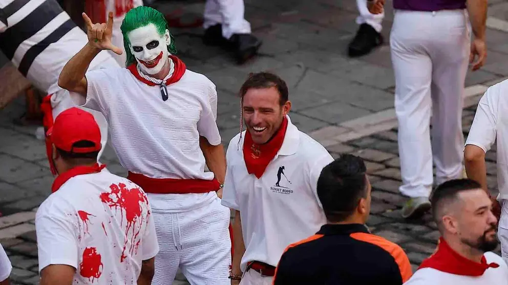 PAMPLONA, 07/07/2026.- Un mozo disfrazado como el Joker antes de participar en el primer encierro de los Sanfermines 2026 con toros de la ganader&iacute;a Fuente Ymbro, este martes en Pamplona. EFE/Villar L&oacute;pez