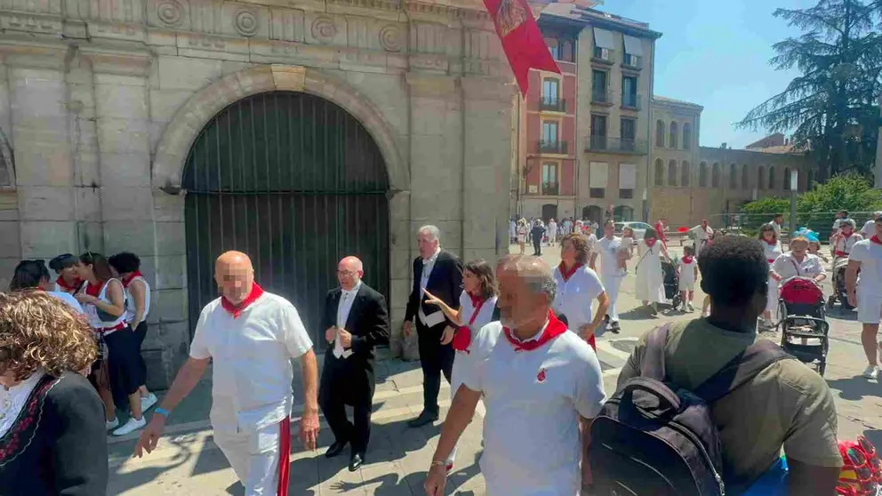 Joseba Asir&oacute;n sale por la sacrist&iacute;a literal huyendo de la Misa de San Ferm&iacute;n. NAVARRA.COM