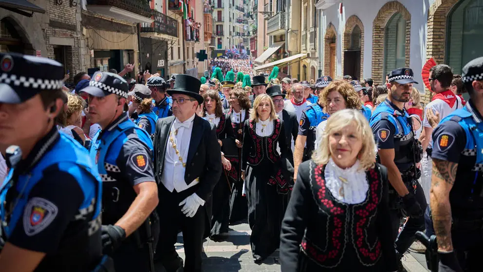La Corporaci&oacute;n Municipal acompa&ntilde;a al Cabildo a la Catedral tras la procesi&oacute;n de San Ferm&iacute;n 2026. PABLO LASAOSA