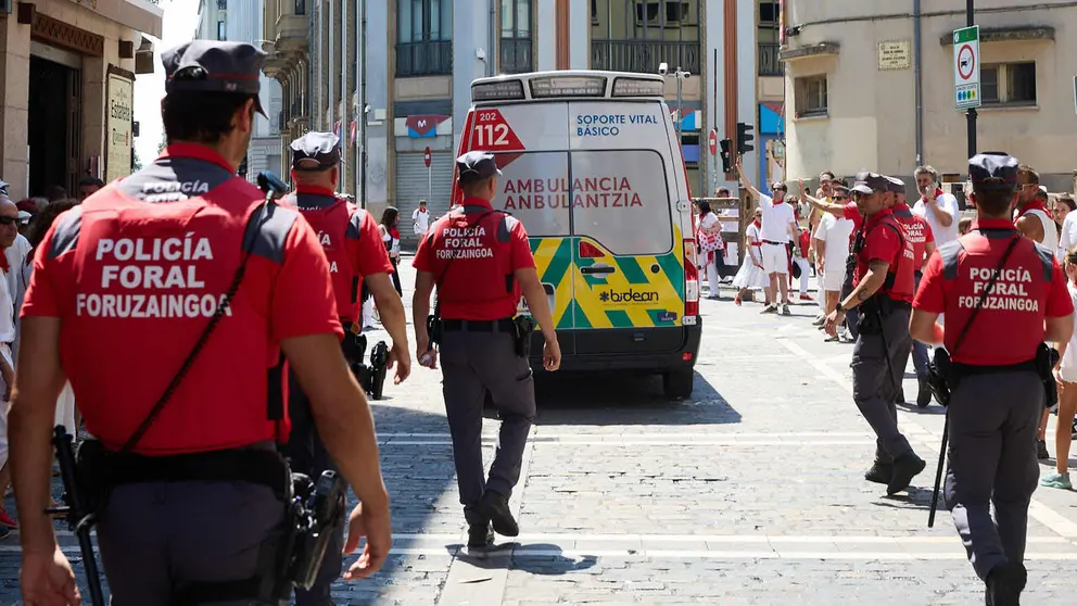 Una ambulancia y Polic&iacute;a Foral atienden una urgencia m&eacute;dica en la calle Estafeta durante las fiestas de San Ferm&iacute;n 2026. I&Ntilde;IGO ALZUGARAY
