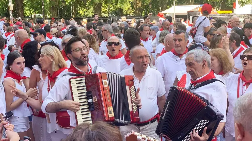 Los auroros de Tafalla y de Santa Mar&iacute;a la Real de Pamplona, cantando en la calle Mayor. Navarra.com
