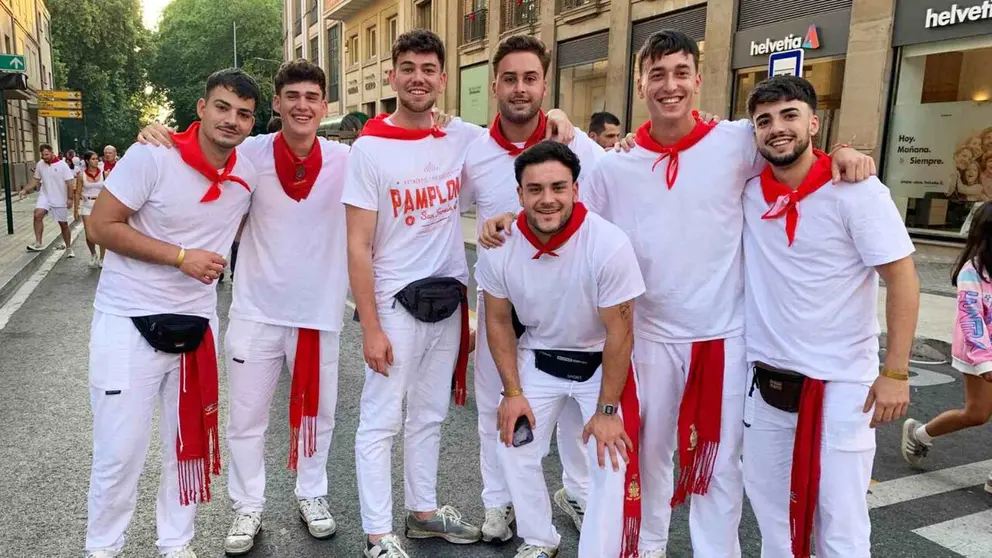 Un grupo de amigos de Mairena del Alcor (Sevilla) en San Ferm&iacute;n 2026. Navarra.com