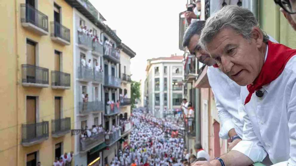 El l&iacute;der del PP, Alberto N&uacute;&ntilde;ez Feij&oacute;o, en un balc&oacute;n de Estafeta. EFE
