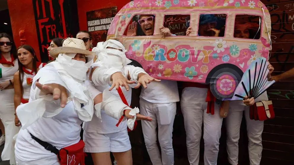 Mozos disfrazados se dirigen a la Plaza de Toros, este jueves durante las celebraciones de los Sanfermines, en Pamplona. EFE/ Jesus Diges.