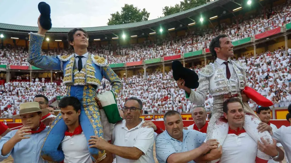Los toreros Roca Rey (i) y David de Miranda salen a hombros tras la corrida de la Feria del Toro 2026 celebrada este jueves en la plaza de toros de Pamplona. EFE/Jes&uacute;s Diges.