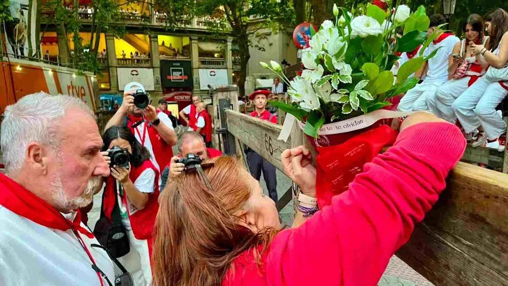 Los padres de Daniel Jimeno colocan un ramo de flores justo en el tramo de vallado en el que falleci&oacute; su hijo en 2009. &Iacute;&Ntilde;IGO ALZUGARAY