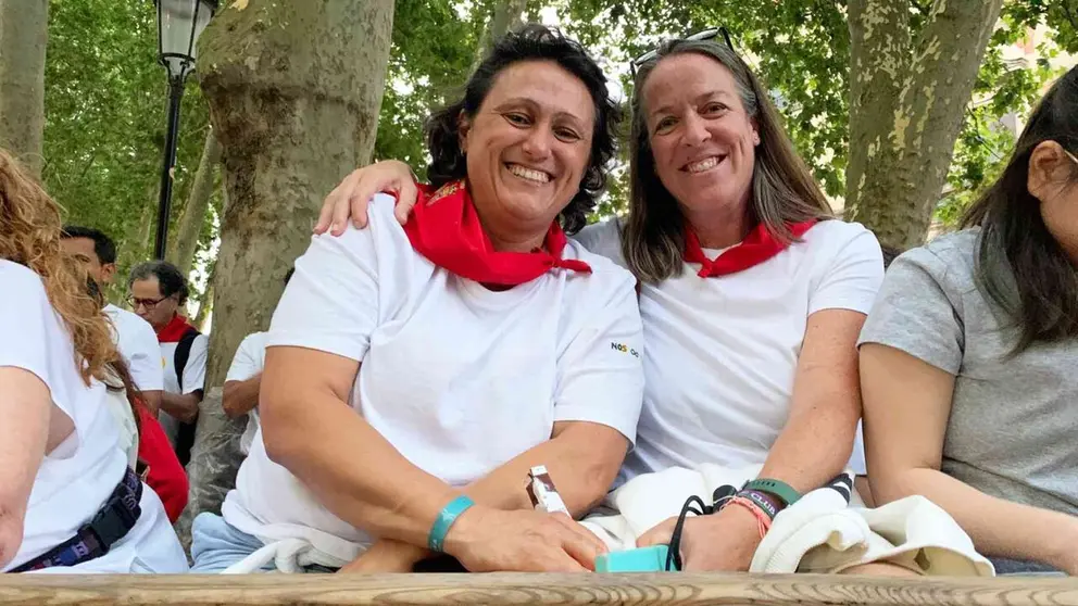 Las amigas de M&aacute;laga esperando al encierro de los toros de &Aacute;lvaro N&uacute;&ntilde;ez. navarra.com