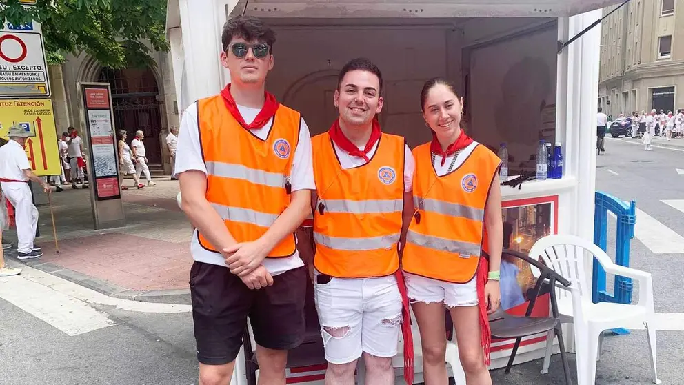 Un grupo de 'naranjitos' en la calle Cortes de Navarra en San Ferm&iacute;n. Navarra.com
