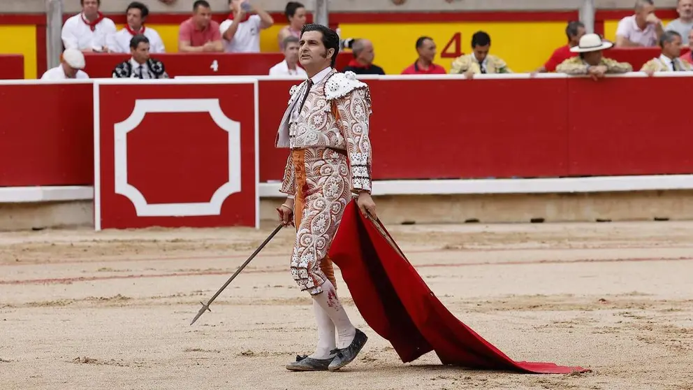 PAMPLONA, 10/07/2026.- El torero sevillano Morante de la Puebla durante la lidia a su primer toro de la tarde en la sexta de abono de la Feria del Toro de los Sanfermines 2026 con toros de la ganader&iacute;a gaditana de &Aacute;lvaro N&uacute;&ntilde;ez y en la que comparte cartel con los diestros Borja Jim&eacute;nez y Pablo Aguado. EFE/ Villar L&oacute;pez