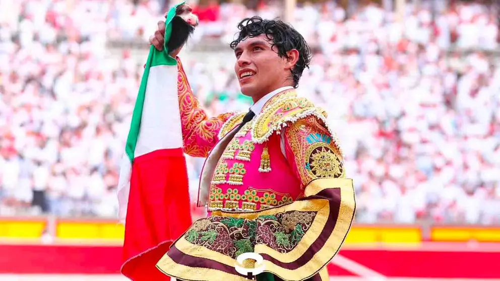 El torero Isaac Fonseca pasea una oreja durante la corrida de la Feria del Toro de los Sanfermines 2026 con toros de la ganader&iacute;a abulense de Jos&eacute; Escolar y en la que comparte cartel con los diestros Antonio Ferrera y Juan de Castilla. CASA DE MISERICORDIA