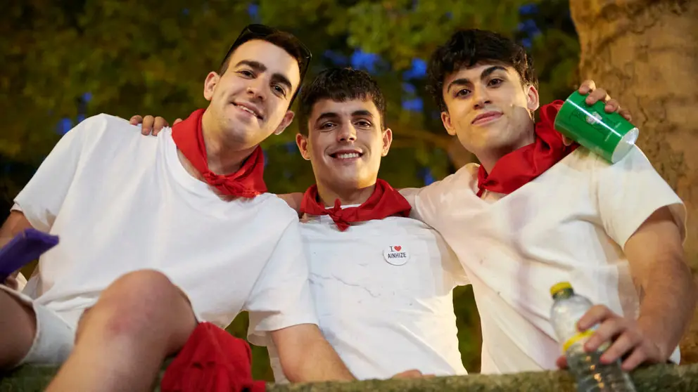 Diego Rodr&iacute;guez y sus amigos esperando a ver el sexto encierro de San Ferm&iacute;n con toros de La Palmosilla. IRANZU LARRASOA&Ntilde;A