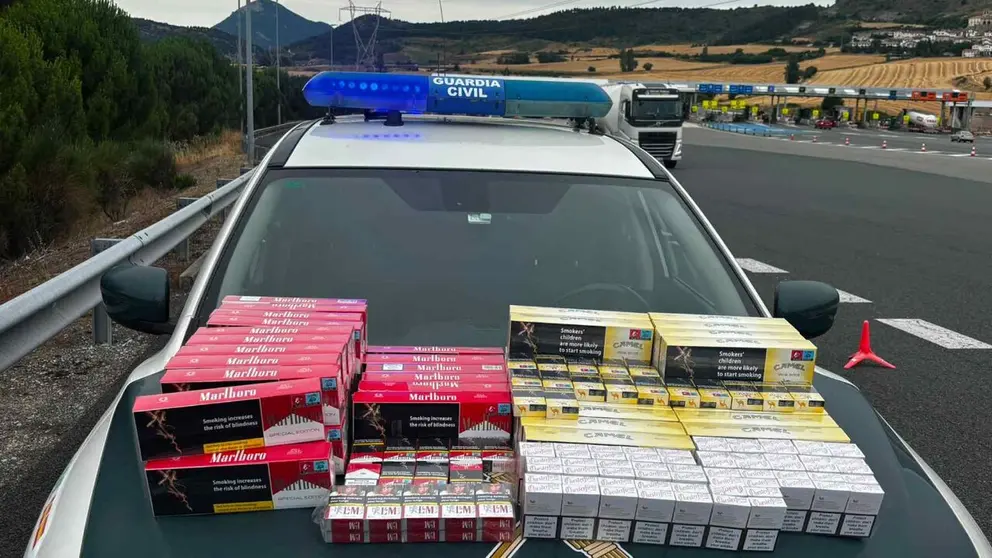 Cartones de tabaco intervenidos en el peaje de Zuasti. GUARDIA CIVIL