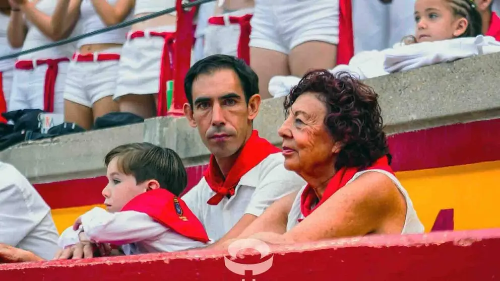 Mary Fortes, la madre de Jim&eacute;nez Fortes que tambi&eacute;n tore&oacute; en Pamplona, viendo juntos el encierro de La Palmosilla en la plaza de toros.