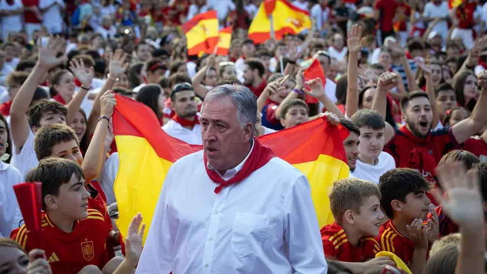 Fotomontaje de Joseba Asiron sobre una foto de aficionados de la Selecci&oacute;n Espa&ntilde;ola viendo un partido de Espa&ntilde;a en Yamaguchi.