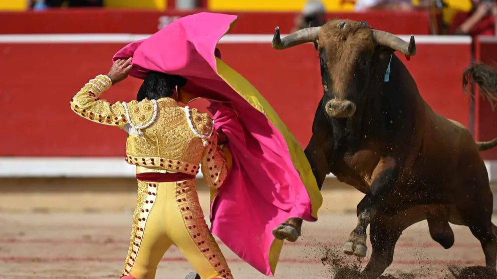 El torero Jim&eacute;nez Fortes recibe con el capote a su primer toro de la tarde en la octava de abono de la Feria del Toro de los Sanfermines 2026 con toros de la ganader&iacute;a gaditana de La Palmosilla y en la que comparte cartel con los diestros Fernando Adri&aacute;n y Samuel Naval&oacute;n. EFE/ Daniel Fern&aacute;ndez.