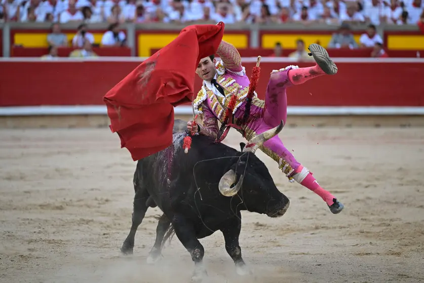 El torero Samuel Naval&oacute;n es volteado durante la lidia a su segundo toro de la tarde en la octava de abono de la Feria del Toro de los Sanfermines 2026 con toros de la ganader&iacute;a gaditana de La Palmosilla y en la que comparte cartel con los diestros Jim&eacute;nez Fortes y Fernando Adri&aacute;n. EFE/ Daniel Fern&aacute;ndez.