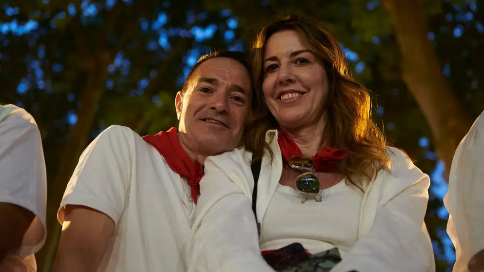 Jos&eacute; Ventura y su pareja aguardan a ver el s&eacute;ptimo encierro de San Ferm&iacute;n. IRANZU LARRASOA&Ntilde;A