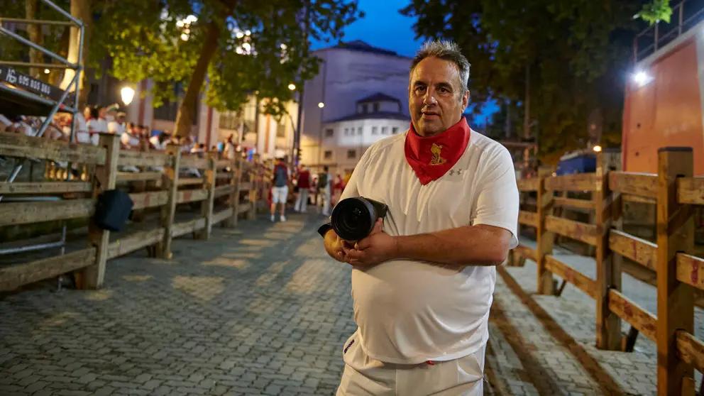 Miguel Fern&aacute;ndez, fot&oacute;grafo del encierro y excorredor. IRANZU LARRASOA&Ntilde;A