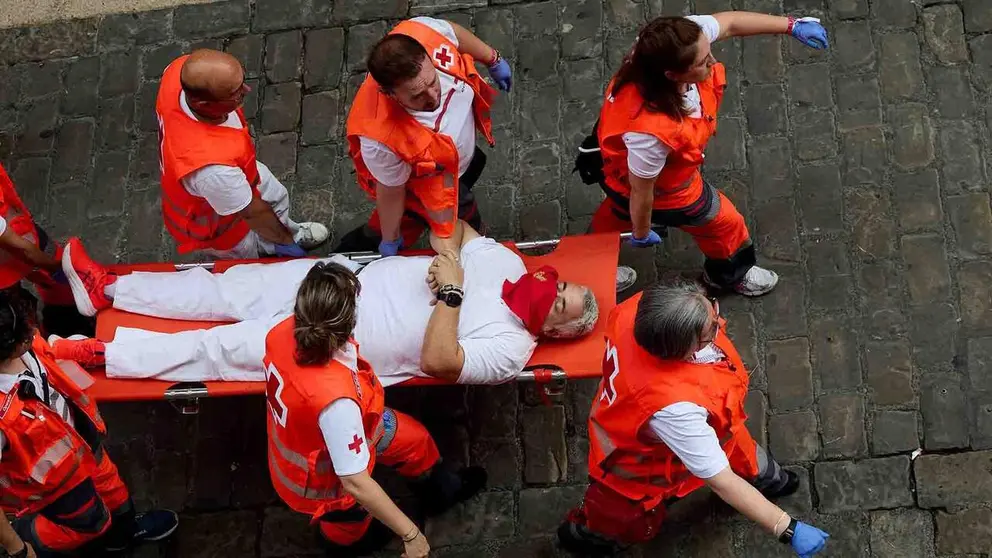Un hombre trasladado tras el s&eacute;ptimo encierro de San Ferm&iacute;n con toros de Miura en Pamplona. Photo: Ruben Albarran/ZUMA Press Wire/dpa