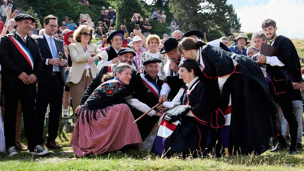 La Presidenta Chivite observa la escenificaci&oacute;n del acuerdo sobe la Piedra de San Mart&iacute;n. GOBIERNO DE NAVARRA