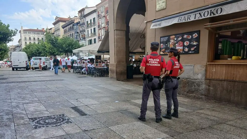 Dos agentes de la Polic&iacute;a Foral en la Plaza del Castillo. POLIC&Iacute;A FORAL