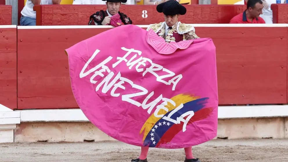 El diestro venezolano Jes&uacute;s Enrique Colombo lidia un toro este lunes, durante las Fiestas de San Ferm&iacute;n en la Plaza de Toros de Pamplona. EFE/ Jes&uacute;s Diges