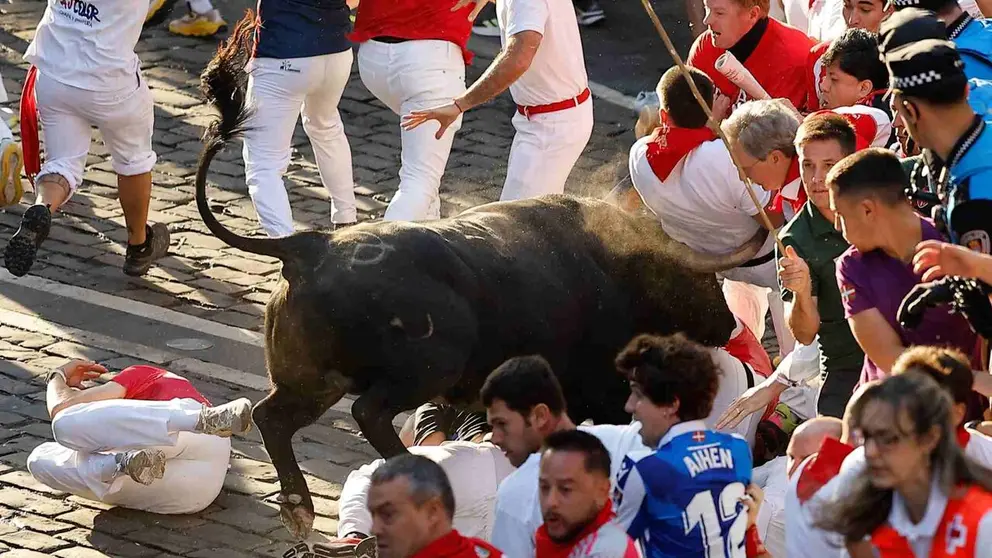 Un toro de la ganader&iacute;a extreme&ntilde;a de Jandilla embiste a varios mozos a su paso por la calle Mercaderes, durante el &uacute;ltimo encierro de los Sanfermines 2026, este martes en Pamplona. EFE/Villar L&oacute;pez